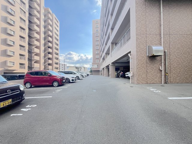 レークヒルズ野多目六番館の駐車場