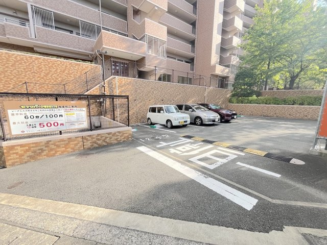 レークヒルズ野多目六番館の駐車場