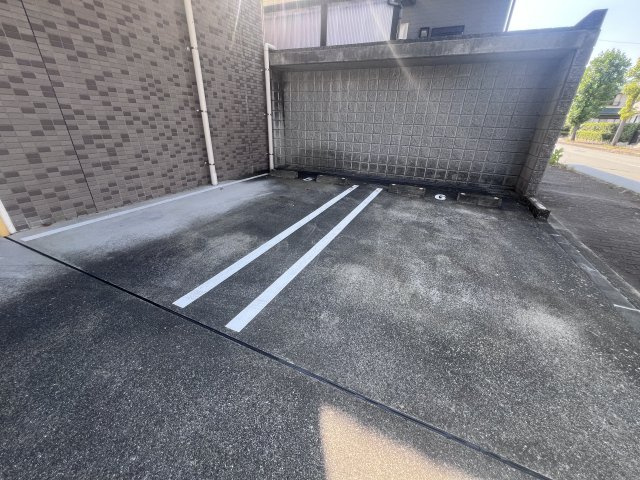 神戸市西区宮下１丁目の賃貸マンションの駐車場