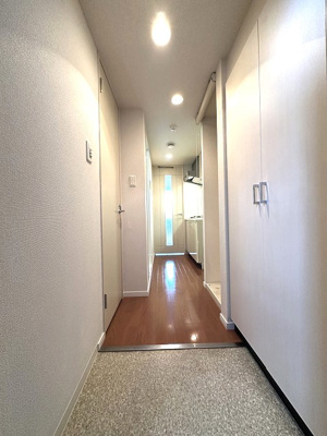 【玄関】 | エステムプラザ横濱みなとみらいWEST | 玄関から室内への景観です！キッチンの奥に洋室5.5帖のお部屋があります♪