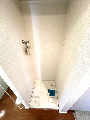 【設備】 | エステムプラザ横濱みなとみらいWEST | キッチン横にある室内洗濯機置き場です♪防水パンが付いているので万が一の漏水にも安心！ロールスクリーンが付いているので使わないときは隠しておけます☆