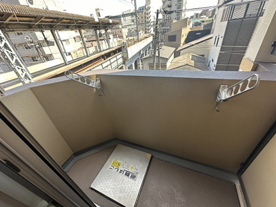 【バルコニー】 | エステムプラザ横濱みなとみらいWEST | バルコニーは南向きです！お洗濯物はお昼からでも乾きそう☆気分転換をするにもおすすめです♪