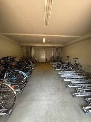 【その他共用部分】 | エステムプラザ横濱みなとみらいWEST | 屋内駐輪場で雨が降っても大切な自転車が濡れなくてすみます♪荷物が重いときに自転車があれば助かりますね！