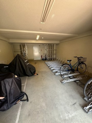【その他共用部分】 | エステムプラザ横濱みなとみらいWEST | 屋内にバイク置き場を完備しています！バイクをお持ちの方にオススメです♪
