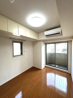 【洋室】 | エステムプラザ横濱みなとみらいWEST | 南向き洋室5.5帖☆バルコニーに繋がる角部屋二面採光のお部屋です！エアコン付きで1年中快適に過ごせますね☆