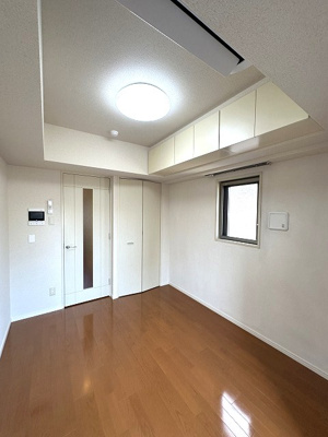 【寝室】 | エステムプラザ横濱みなとみらいWEST | 南向き洋室5.5帖☆クローゼットがあります♪お洋服がスッキリ収納できて、整理しやすくなりますね☆上部にも吊戸棚があります♪