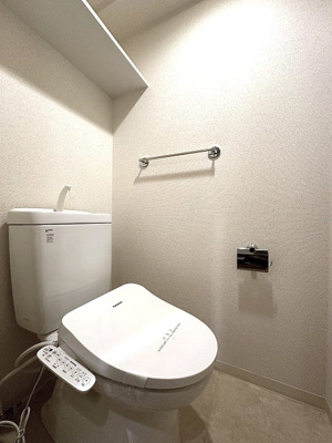 【トイレ】 | エステムプラザ横濱みなとみらいWEST | トイレは温水洗浄便座付き！人気のバストイレ別です♪小物を置ける便利な棚やタオルハンガーも付いています☆