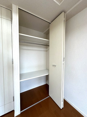 【収納】 | エステムプラザ横濱みなとみらいWEST | 洋室5.5帖のお部屋にあるクローゼットです♪お洋服もしわにならず、キレイに収納できます☆