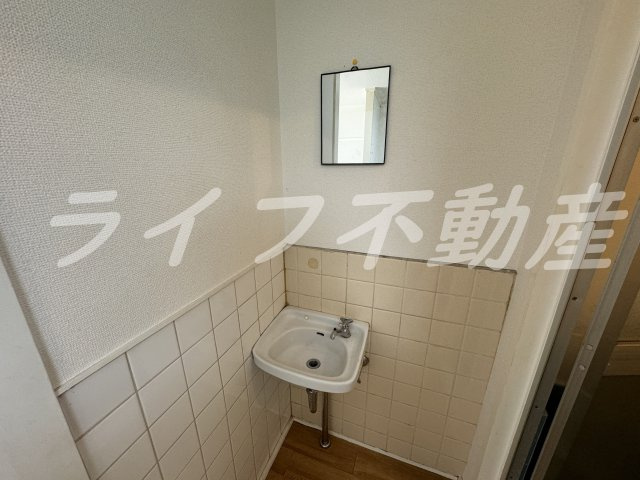 松原2丁目戸建の独立洗面台|朝の支度にも助かる、独立の洗髪洗面化粧台