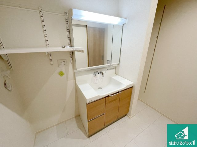 神戸市西区伊川谷町有瀬　第1期　未入居の独立洗面台|清潔感のある洗面台です。フラットな鏡は掃除がしやすく毎日清潔！鏡裏には収納があるのでスッキリとした洗面台が保てます。