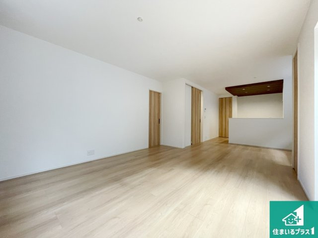 神戸市西区伊川谷町有瀬　第1期　未入居の居間・リビング|日当たり良好の明るいリビングで朝の目覚めもスッキリできそう！対面キッチンでご家族のコミュニケーションも自然と増える設計！小さなお子様が遊ぶスペースを作っても広々とくつろげるLDK！