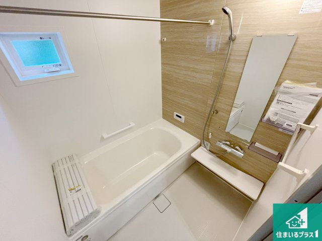 神戸市西区伊川谷町有瀬　第1期　未入居の浴室|足をゆったり伸ばして寛げる浴槽です。窓が設けられていますので差し込む光が明るく穏やかな雰囲気にしてくれます♪浴室乾燥機も設置しているので、雨の日の洗濯物も安心です♪