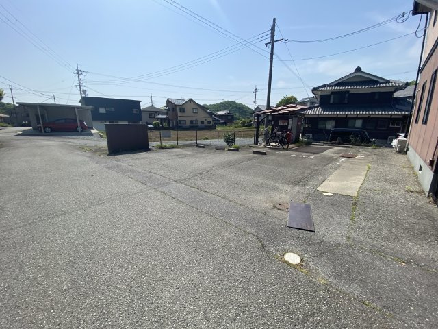 フレグランス加西 A棟の駐車場