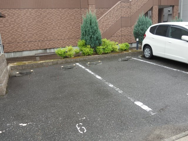 神戸市西区丸塚１丁目のアパートの駐車場