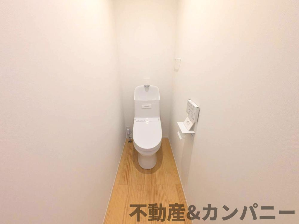 メルティータウン東野　モミジの家(1号棟)　東野5丁目分譲戸建(全4棟)のトイレ|落ち着いたトイレです