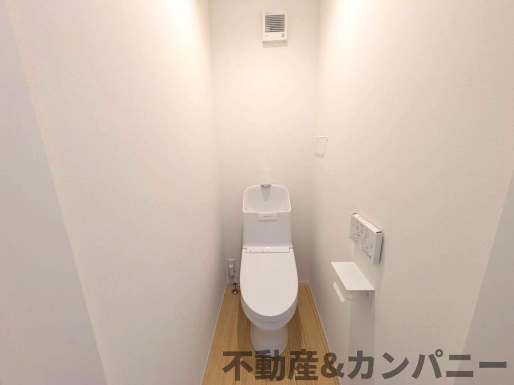 メルティータウン東野　モミジの家(1号棟)　東野5丁目分譲戸建(全4棟)のトイレ|コンパクトで使いやすいトイレです