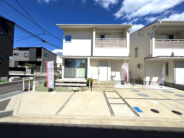 メルティータウン東野　モミジの家(1号棟)　東野5丁目分譲戸建(全4棟)の前面道路含む現地写真