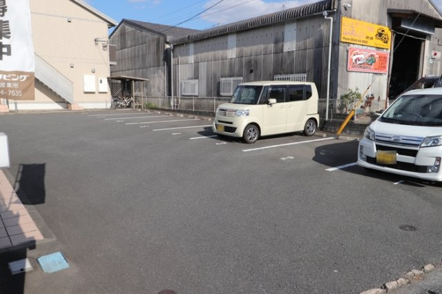 イーストパークの駐車場|駐車スペースもあります☆