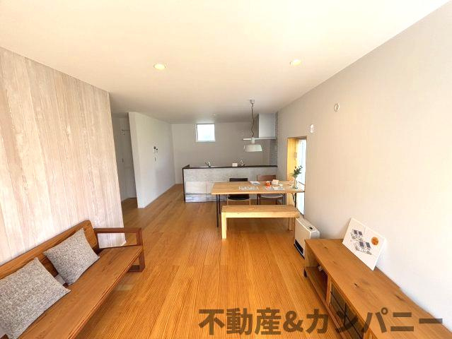 メルティータウン東野　アオダモの家(2号棟)　東野5丁目分譲戸建(全4棟)の居間・リビング