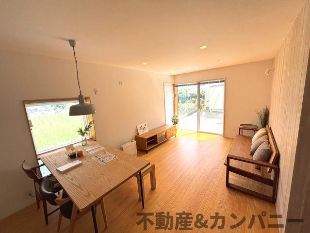 メルティータウン東野　アオダモの家(2号棟)　東野5丁目分譲戸建(全4棟)の居間・リビング