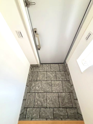 メルティータウン東野　アオダモの家(2号棟)　東野5丁目分譲戸建(全4棟)の玄関