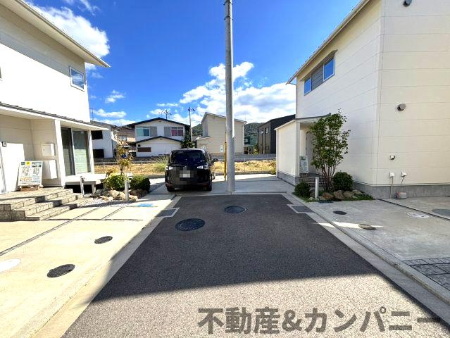 メルティータウン東野　アオダモの家(2号棟)　東野5丁目分譲戸建(全4棟)の前面道路含む現地写真|前面道路含む現地写真です