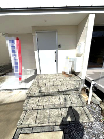 メルティータウン東野　アオダモの家(2号棟)　東野5丁目分譲戸建(全4棟)の玄関