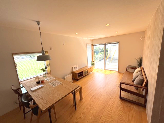 メルティータウン東野　アオダモの家(2号棟)　東野5丁目分譲戸建(全4棟)の居間・リビング