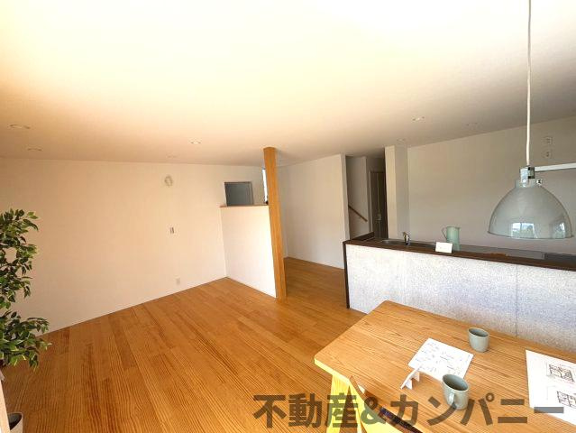 メルティータウン東野　ヤマボウシの家(3号棟)　東野5丁目分譲戸建(全4棟)の居間・リビング|ゆったり過ごせる居間です