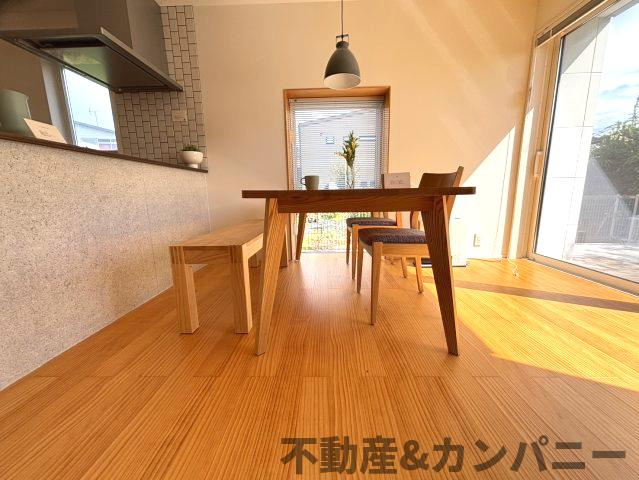 メルティータウン東野　ヤマボウシの家(3号棟)　東野5丁目分譲戸建(全4棟)の居間・リビング|こちらの居間で趣味の時間をお楽しみください