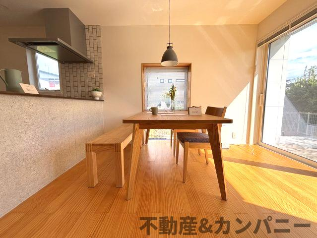 メルティータウン東野　ヤマボウシの家(3号棟)　東野5丁目分譲戸建(全4棟)の居間・リビング|こちらのリビングで趣味の時間をお楽しみください