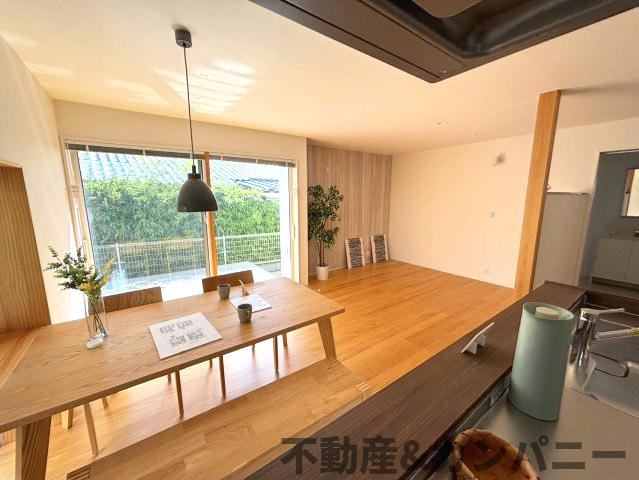 メルティータウン東野　ヤマボウシの家(3号棟)　東野5丁目分譲戸建(全4棟)の居間・リビング|ゆったりとした居間です