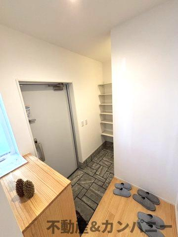 メルティータウン東野　ヤマボウシの家(3号棟)　東野5丁目分譲戸建(全4棟)の玄関|明るい玄関です