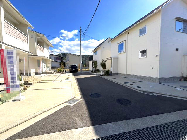 メルティータウン東野　ヤマボウシの家(3号棟)　東野5丁目分譲戸建(全4棟)の前面道路含む現地写真