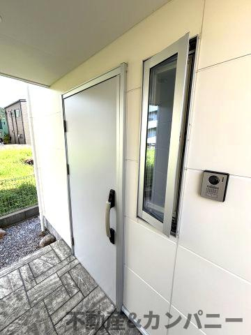 メルティータウン東野　ヤマボウシの家(3号棟)　東野5丁目分譲戸建(全4棟)の玄関|明るい玄関です