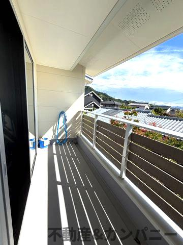 メルティータウン東野　コナラの家(4号棟)　東野5丁目分譲戸建(全4棟)のバルコニー|バルコニーからの眺めを楽しみながら食事をしませんか