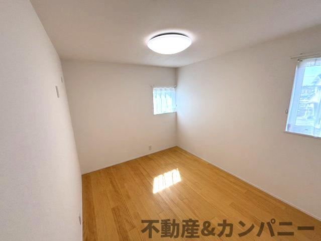 メルティータウン東野　コナラの家(4号棟)　東野5丁目分譲戸建(全4棟)の洋室|明るい洋室です