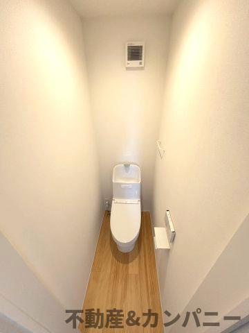 メルティータウン東野　コナラの家(4号棟)　東野5丁目分譲戸建(全4棟)のトイレ|落ち着いたトイレです