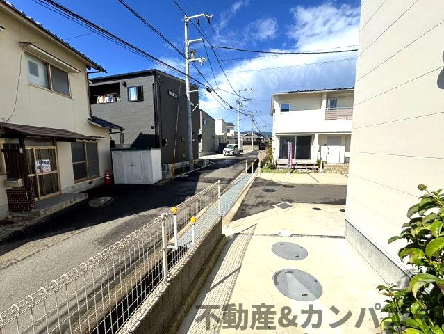 メルティータウン東野　コナラの家(4号棟)　東野5丁目分譲戸建(全4棟)の前面道路含む現地写真|前面道路含む現地写真です