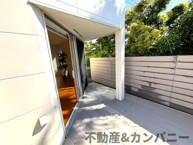 メルティータウン東野　コナラの家(4号棟)　東野5丁目分譲戸建(全4棟)のバルコニー|バルコニーからの眺めを楽しみながら食事をしませんか