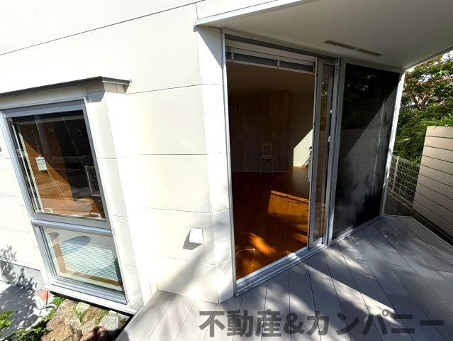 メルティータウン東野　コナラの家(4号棟)　東野5丁目分譲戸建(全4棟)のバルコニー|暖かな日差しのふりそそぐバルコニー