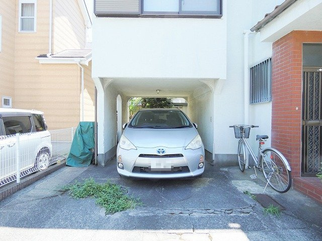 日野台貸家の駐車場