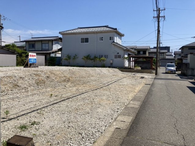 福井市高木町　土地①の前面道路含む現地写真