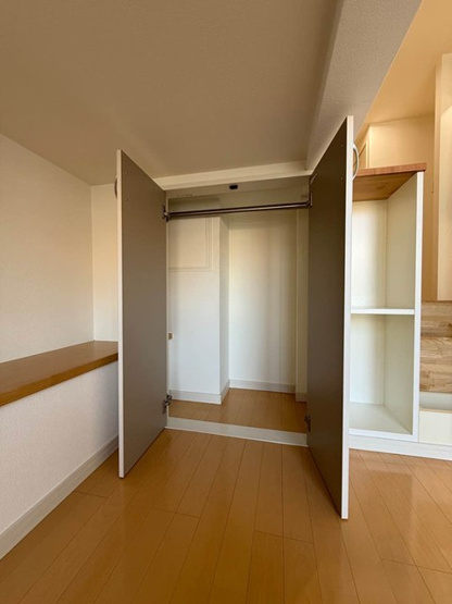 【収納】 | ヨネビル港北 | 洋室8帖のお部屋にあるクローゼットです♪大切なお洋服もしわにならないようにハンガーがけができます☆