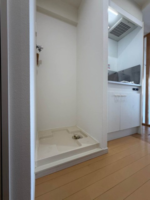 【設備】 | ヨネビル港北 | キッチン横にある室内洗濯機置き場です♪防水パンが付いているので万が一の漏水にも安心です！