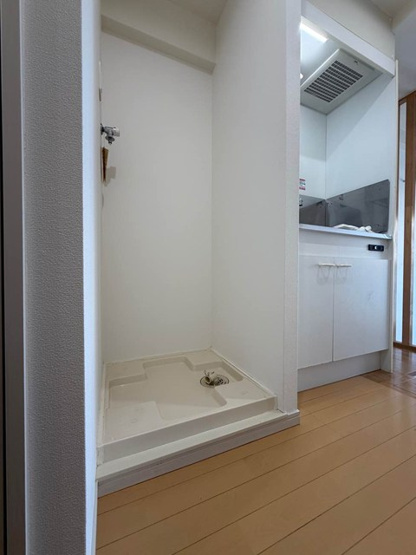 【設備】 | ヨネビル港北 | キッチン横にある室内洗濯機置き場です♪防水パンが付いているので万が一の漏水にも安心です！