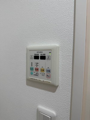 【設備】 | ヨネビル港北 | バスルームの浴室暖房乾燥機で外に干せないお洗濯物もすっきり乾きます♪雨の日のお洗濯もバッチリ！