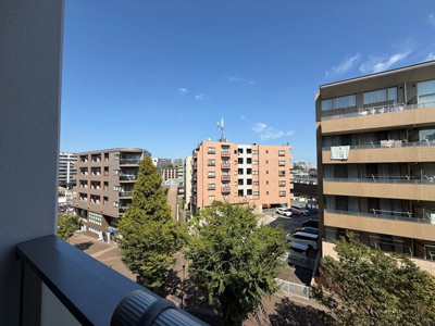 【展望】 | ヨネビル港北 | バルコニーからの眺望です♪5階にあるので人目が気にならないのが嬉しいですよね☆