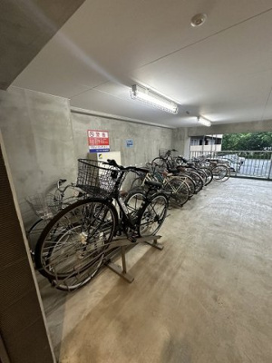 【その他共用部分】 | ヨネビル港北 | 屋内駐輪場で雨が降っても大切な自転車が濡れなくてすみますね♪自転車はちょっとした移動手段に便利ですよね！
