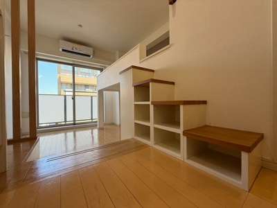 【洋室】 | ヨネビル港北 | 南東向き洋室8帖☆バルコニーに繋がる角部屋です！エアコン付きで1年中快適に過ごせますね☆